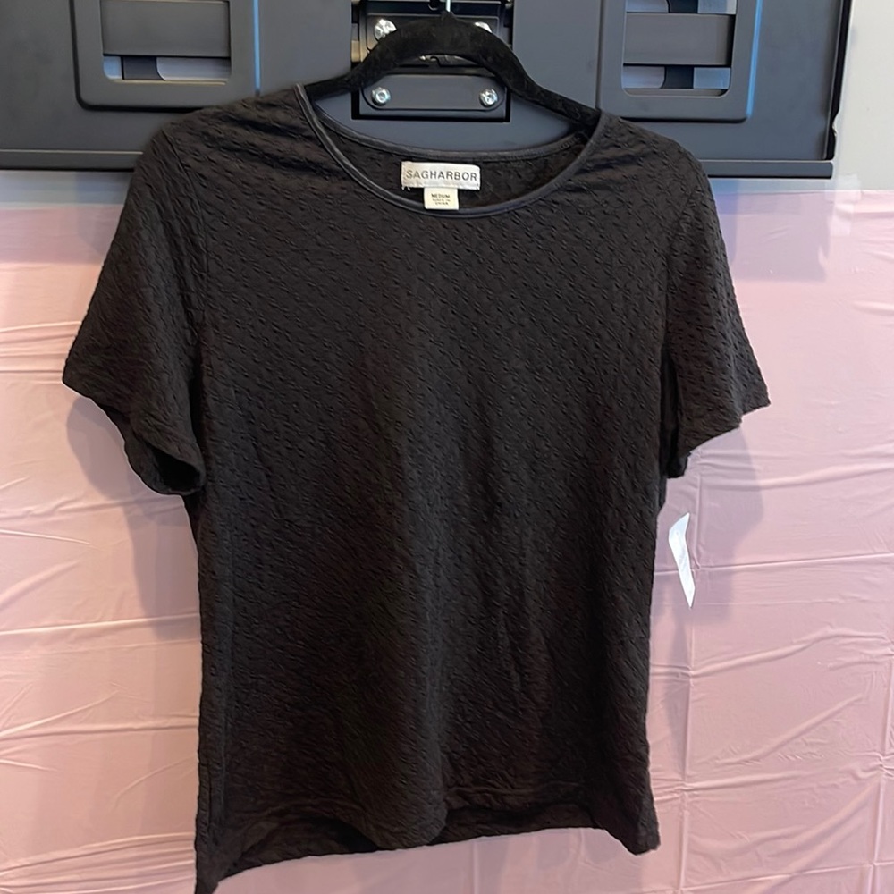 Sagharbor top, black with short sleeves, stretch.